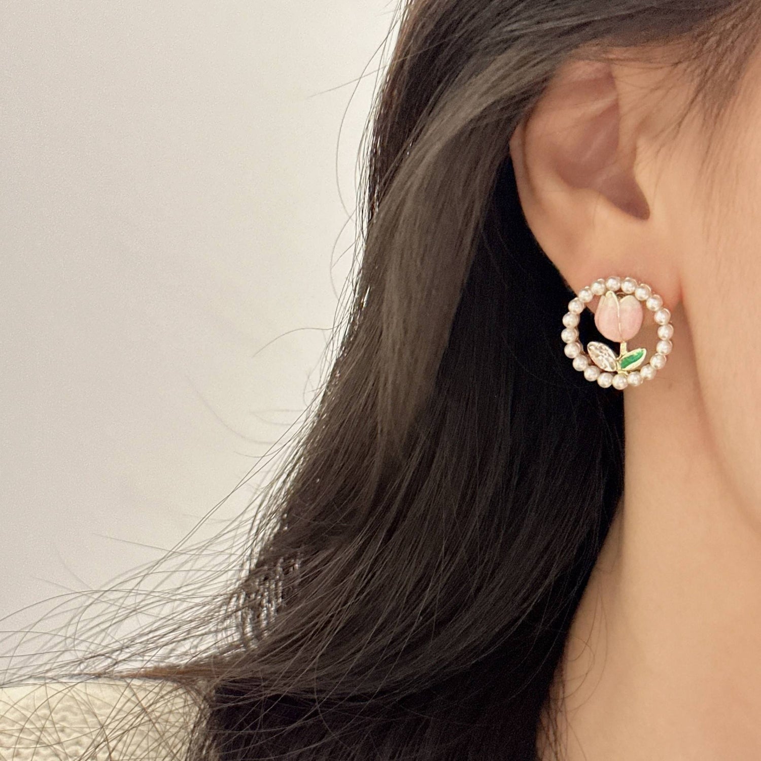 Tulip-in-Pearls-Round-Earrings 3