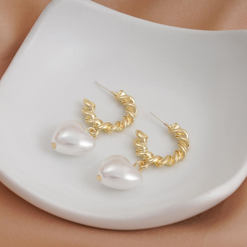 Twisted-Hoop-Heart-Earrings 3