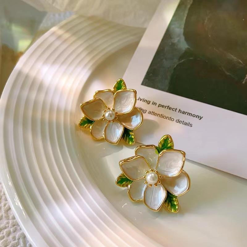 White-Flower-Stud-Earrings 1