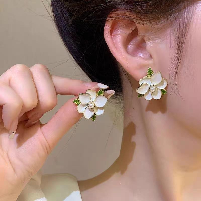 White-Flower-Stud-Earrings 2