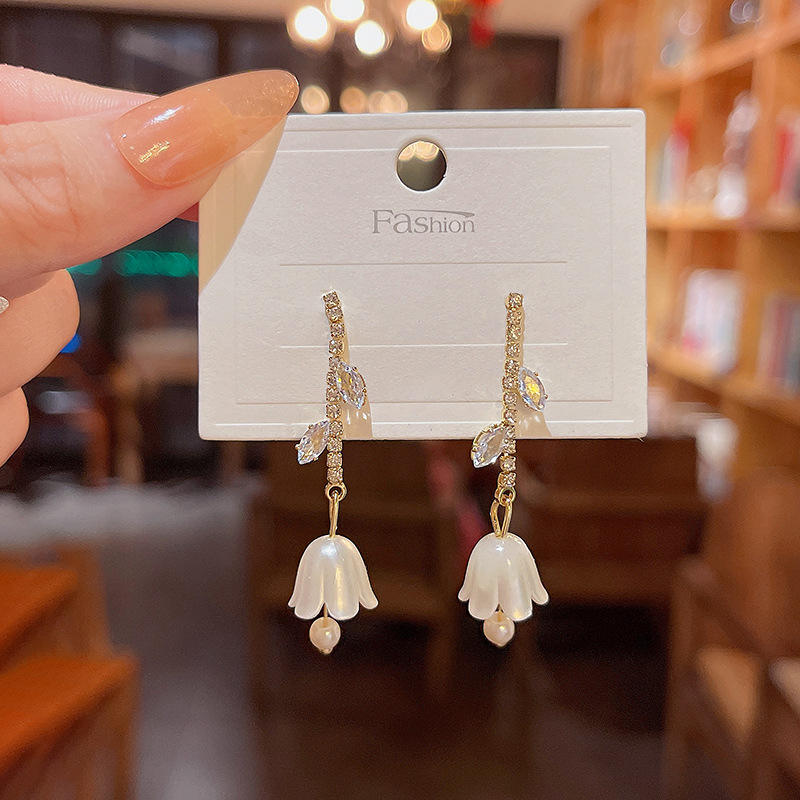 White-Flower-Tassel-Earrings 1