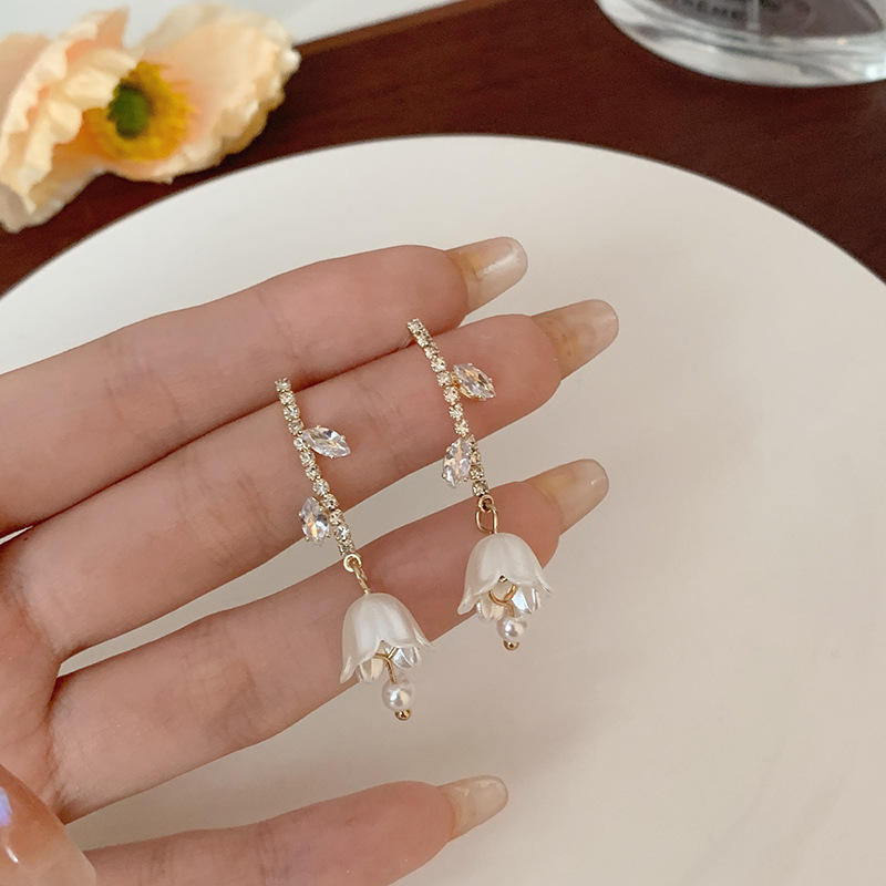 White-Flower-Tassel-Earrings 3
