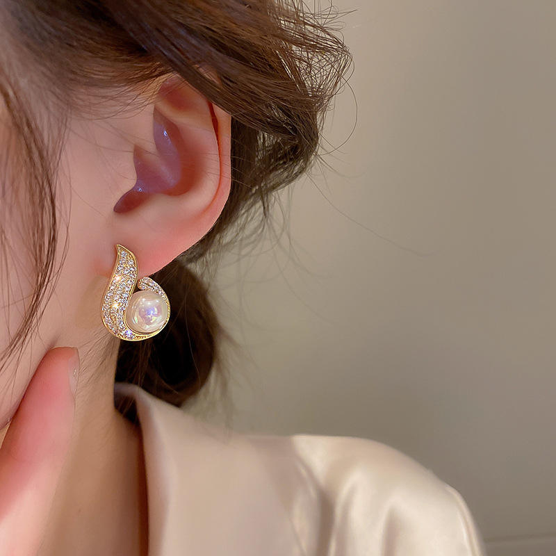 Zicron-Pearl-Stud-Earrings 3
